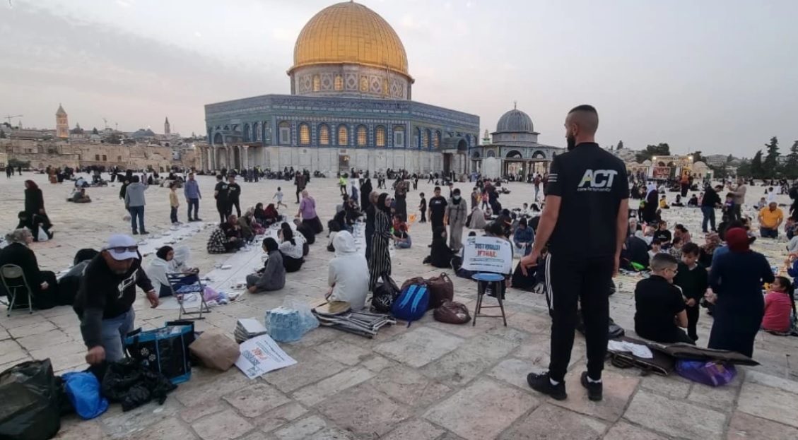 Dukung Perjuangan Penjaga Al Aqsa, Para Dermawan ACT Distribusikan Paket Buka Puasa dan Sahur