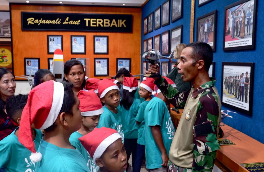 Rayakan Natal, Premier Place-Angkasa Pura Senangkan Anak Panti di Museum Penerbangan TNI AL
