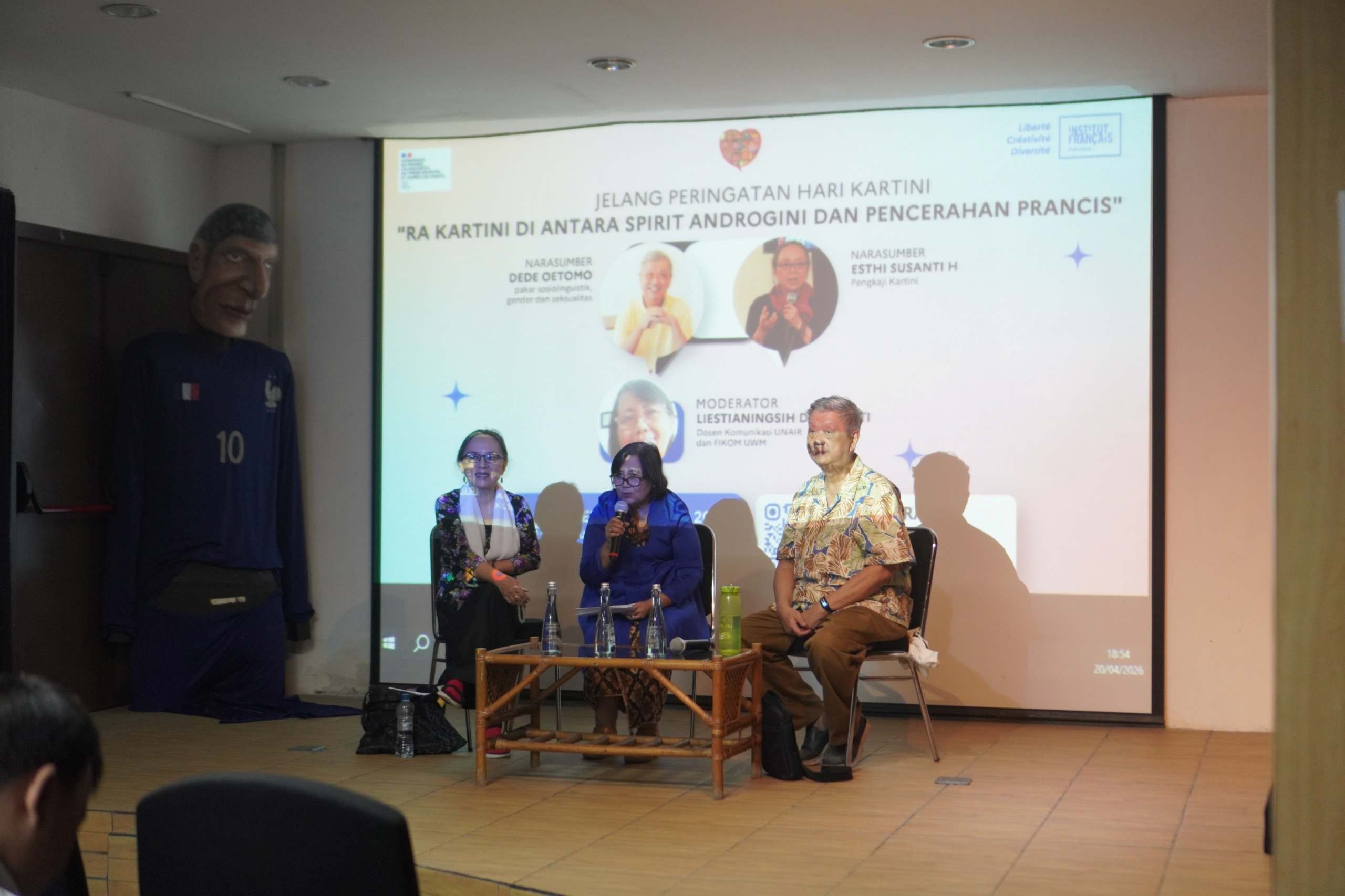 IFI Surabaya Peringati Hari Kartini, Bedah Konsep Androgini dan Pencerahan Prancis