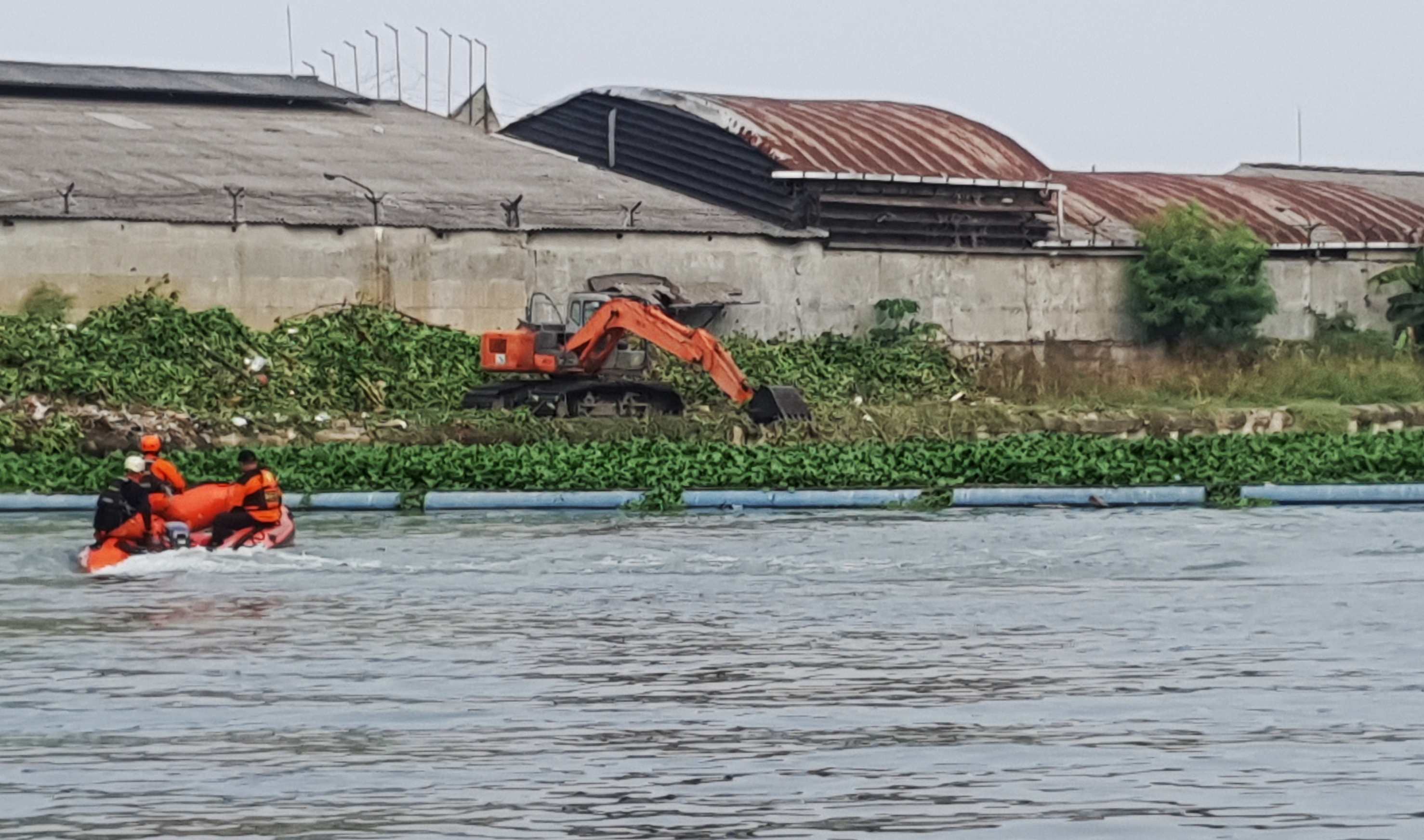 Banyak Enceng Gondok, BPBD Kerahkan Excavator Dalam Pencarian Bocah Tenggelam di Rolag