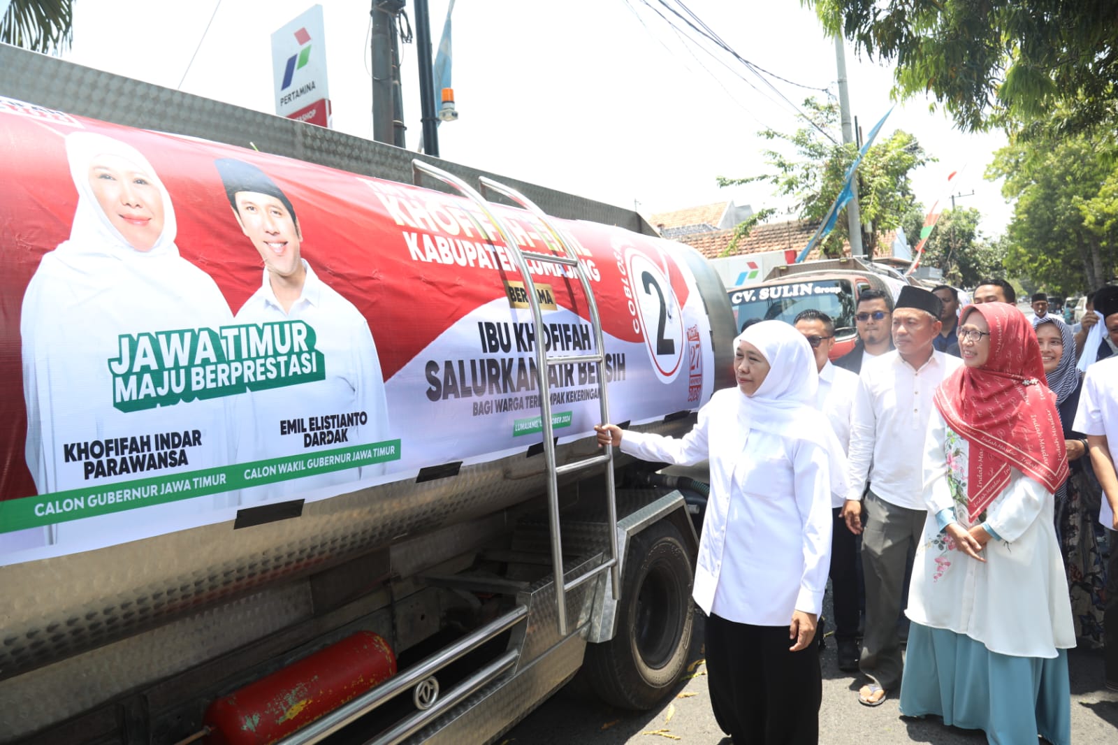 Khofifah Kirim 30 Tangki Air Bersih ke Lumajang, Bantu Atasi Kekeringan