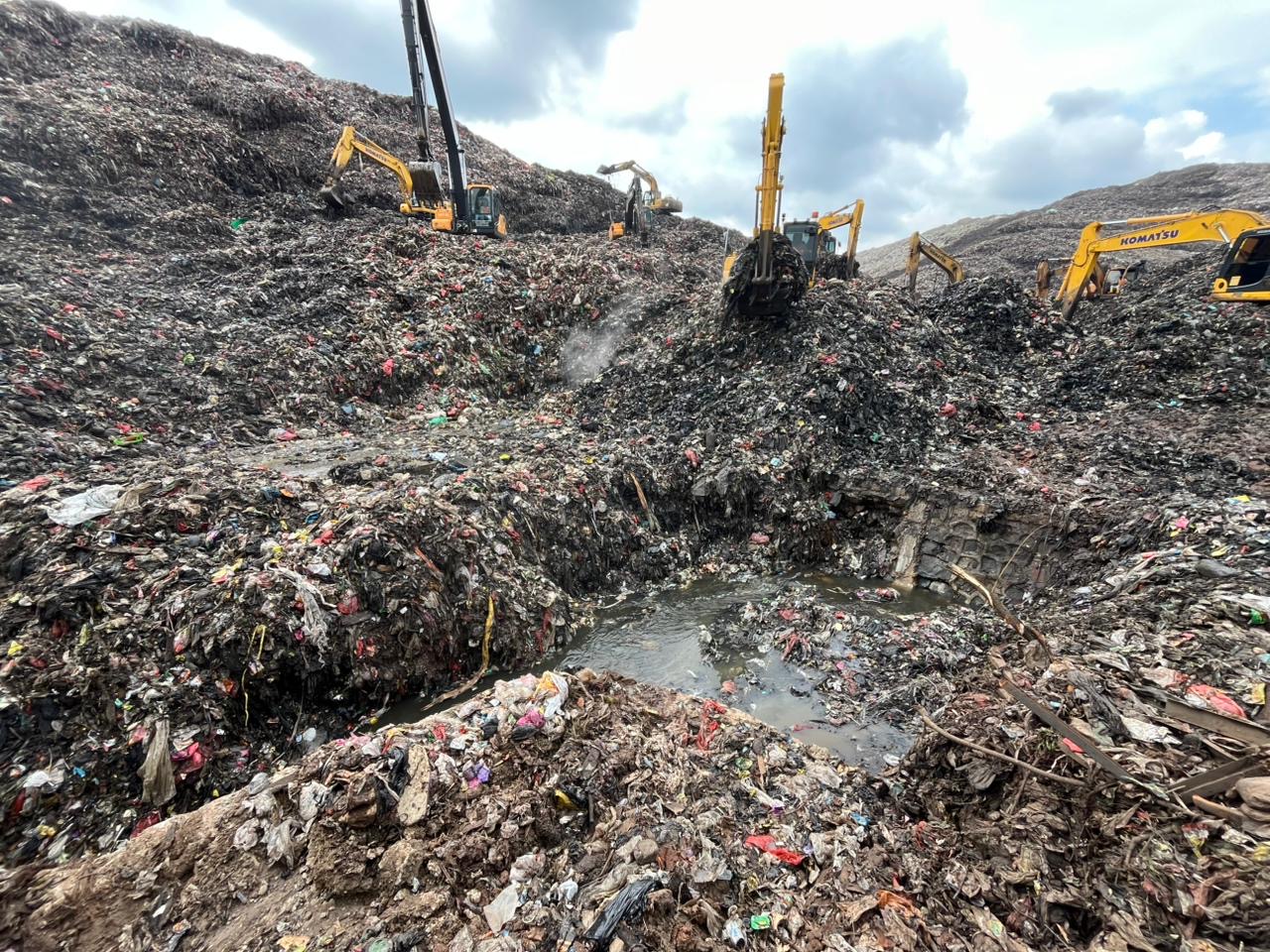 SAR: Nyaris Tertimbun! Dua Orang Berhasil Selamat Saat Longsor Gunung Sampah TPST Bantar Gebang