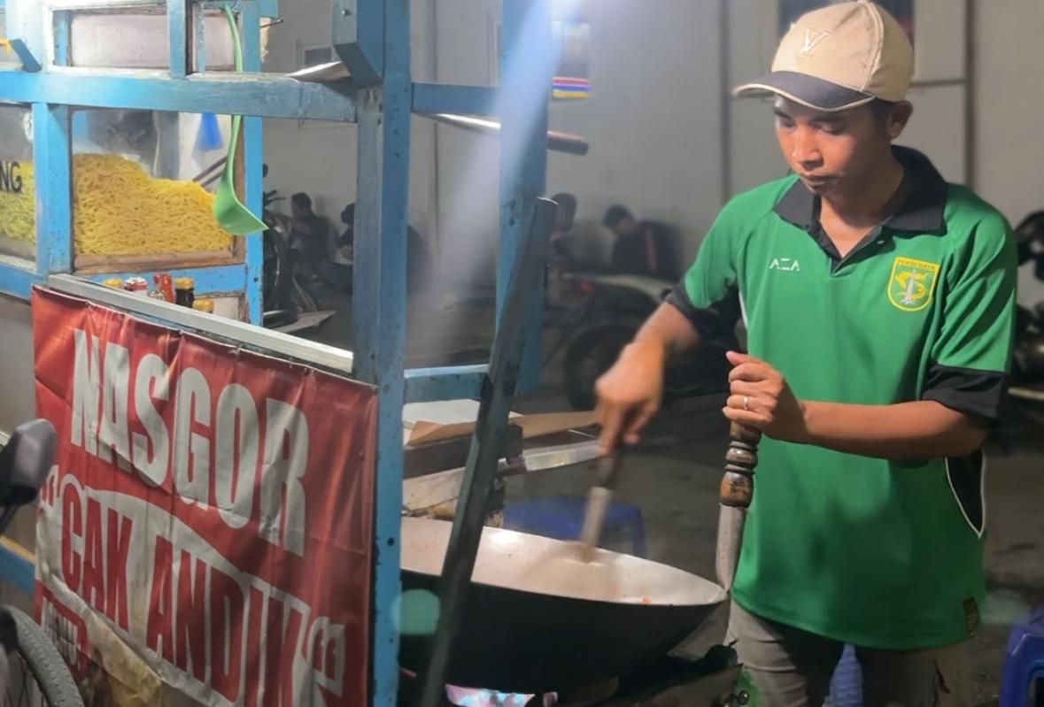 Persebaya untuk Semua, Pedagang Nasi Goreng Manukan Kini Berseragam Hijau