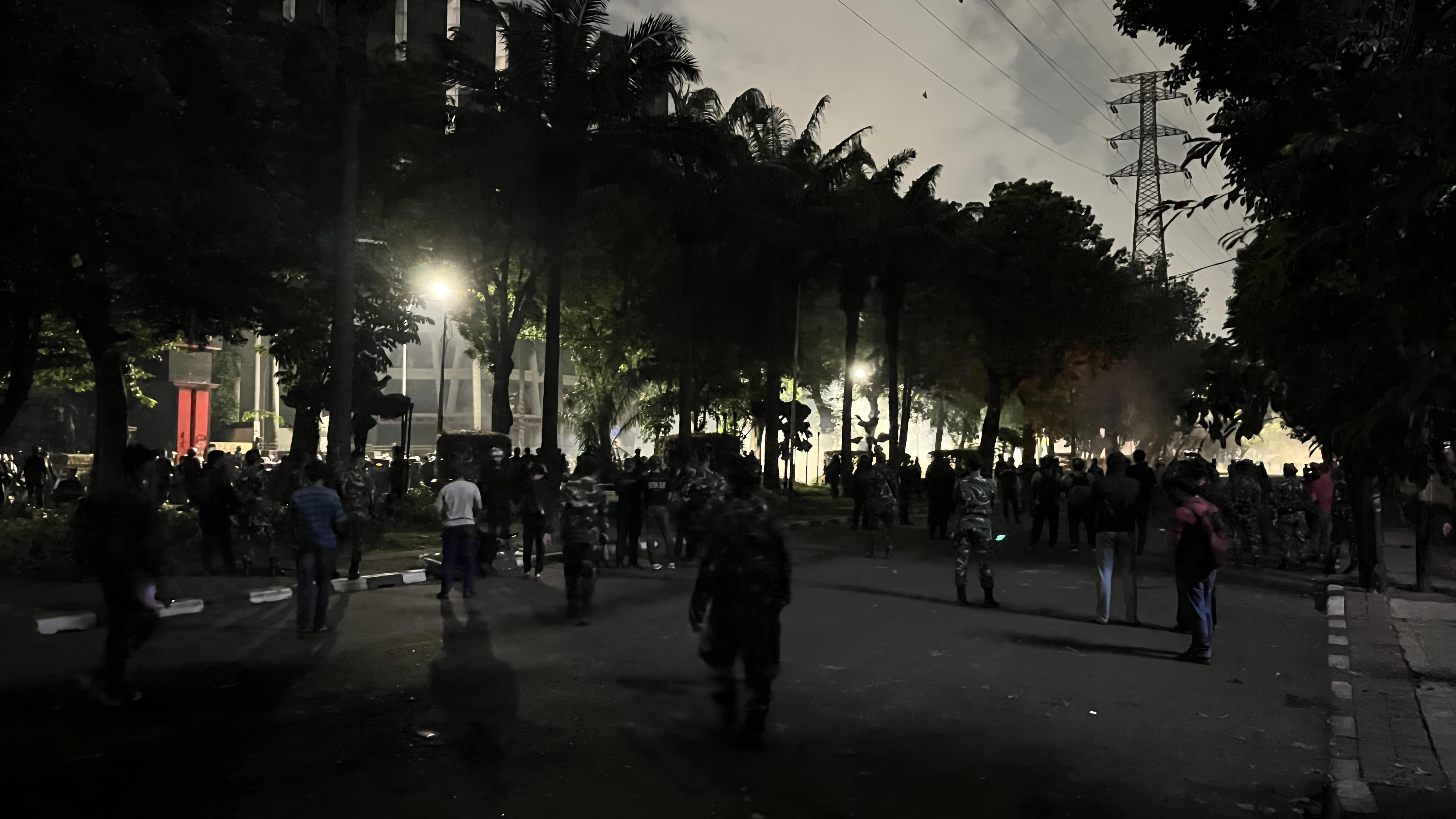 Kwitang Kembali Memanas! Massa Kembali Geruduk Mako Brimob Polda Metro Jaya