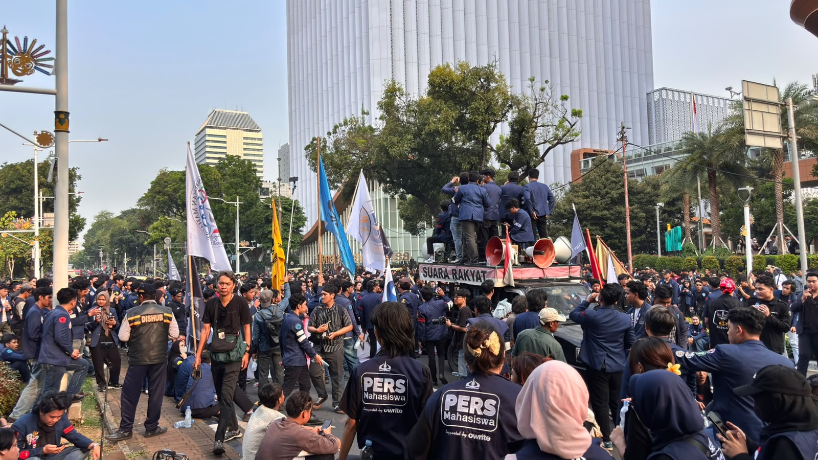 Mahasiswa Trisakti Geruduk Istana Bawa TRITURA, Hapus Pejabat Tak Kompeten!