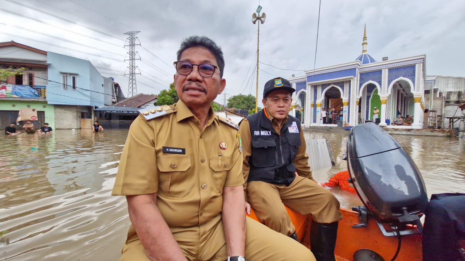 Kampung Candulan dan Candiga Terendam Banjir 1,5 Meter, Walkot Tangerang Terjun Langsung Bagikan Makanan Sahur