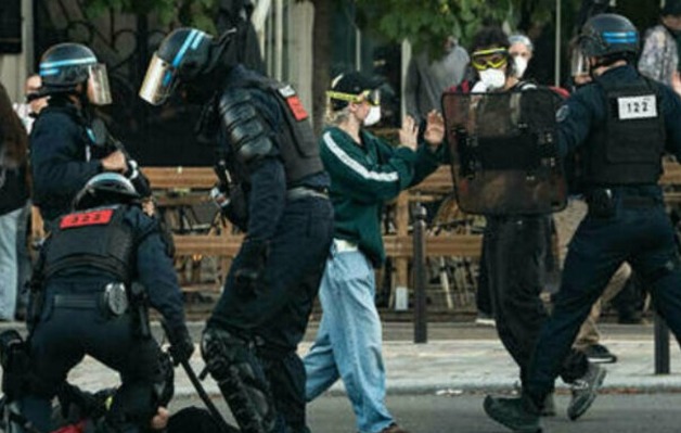 Ratusan Demonstran Ditangkap dalam Aksi Protes Kebijakan Pemotongan Anggaran