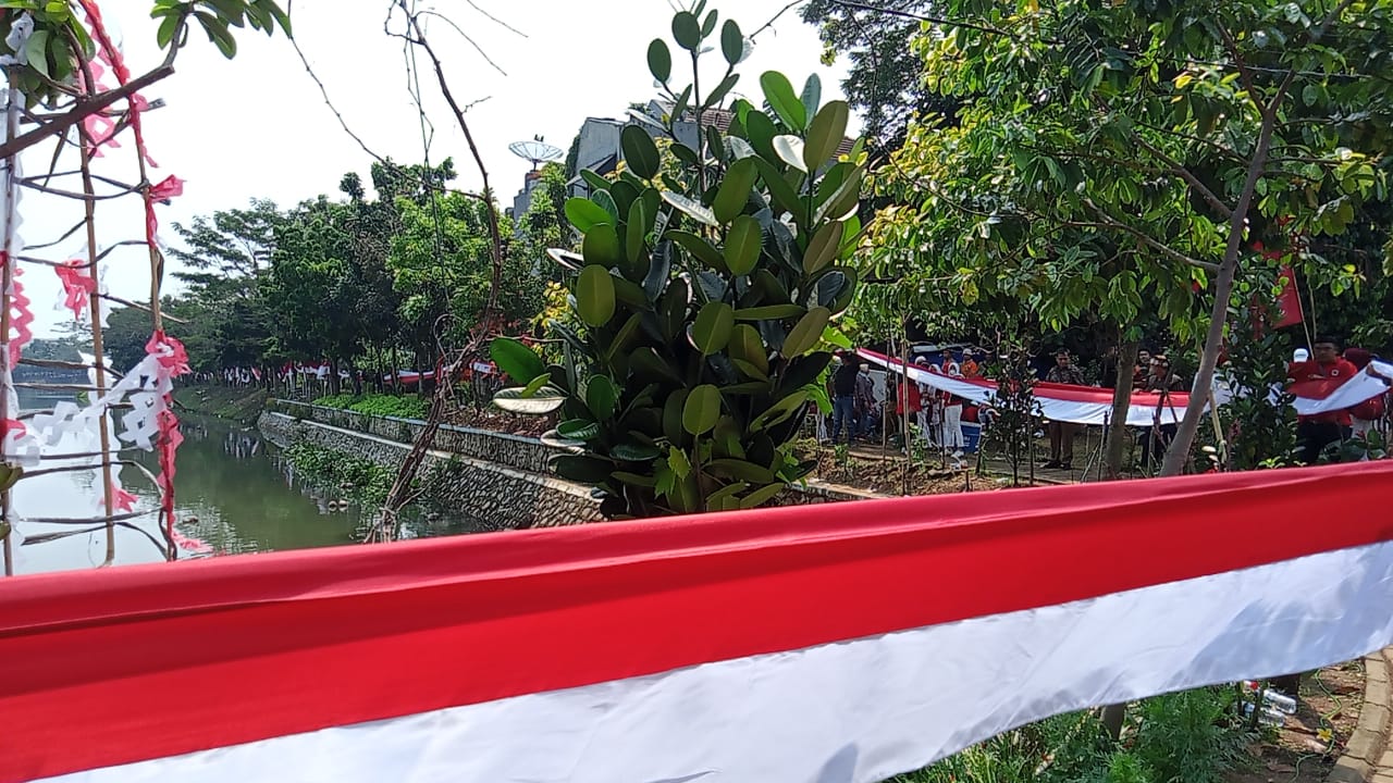 3.522 Meter Merah Putih Membentang Sepanjang Jalan Pondok Aren, Wali Kota Tangsel: Rekor Nasional!