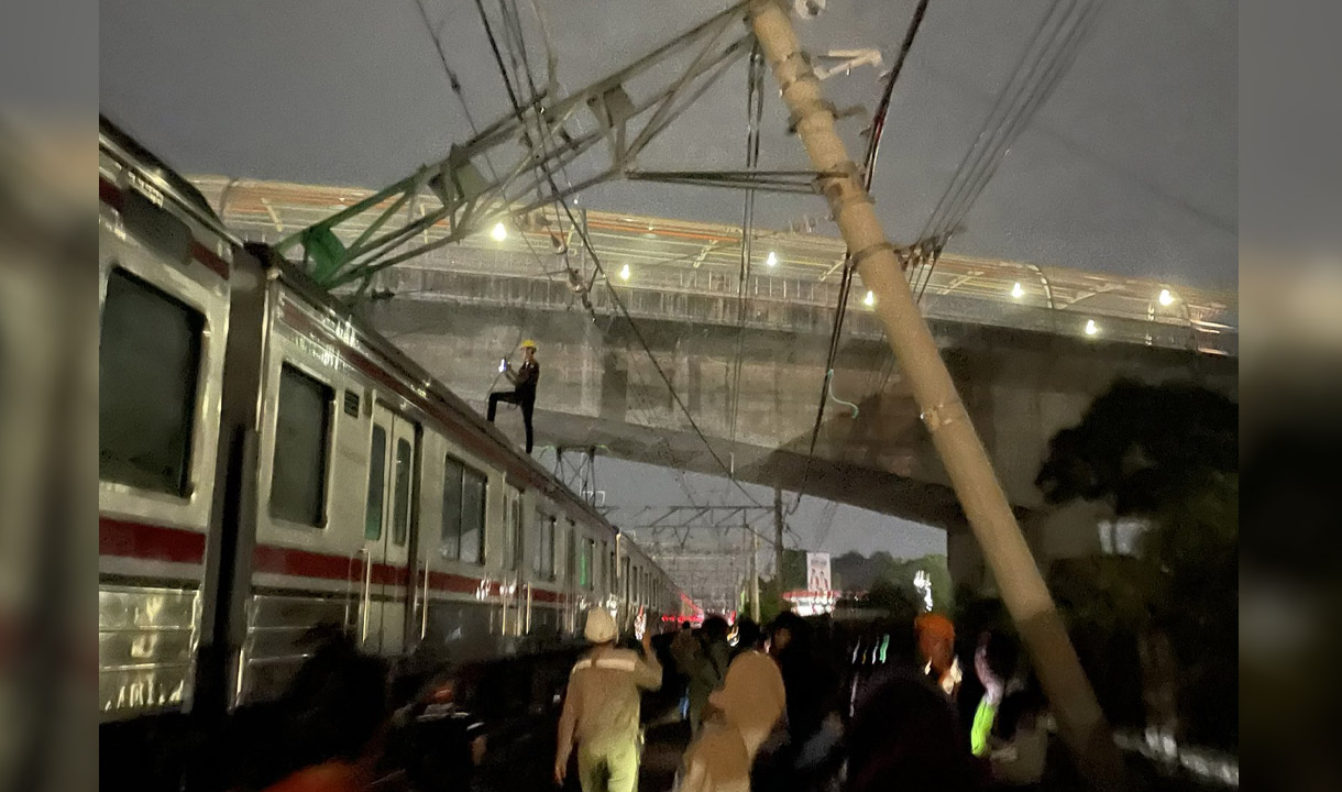 Kabel Feeder Diduga Dicuri, Kereta Nyangkut di Kabel Listrik di Antara Cakung-Bekasi   