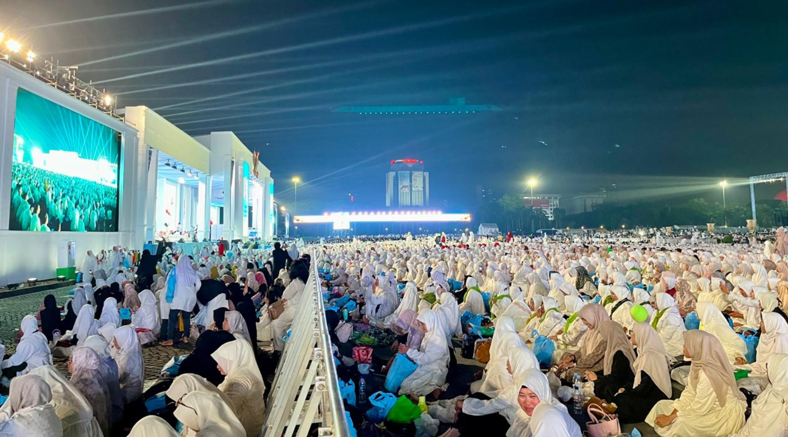 Monas Mendadak Bergemuruh, Ribuan Jemaah Larut dalam Sholawat Padang Bulan