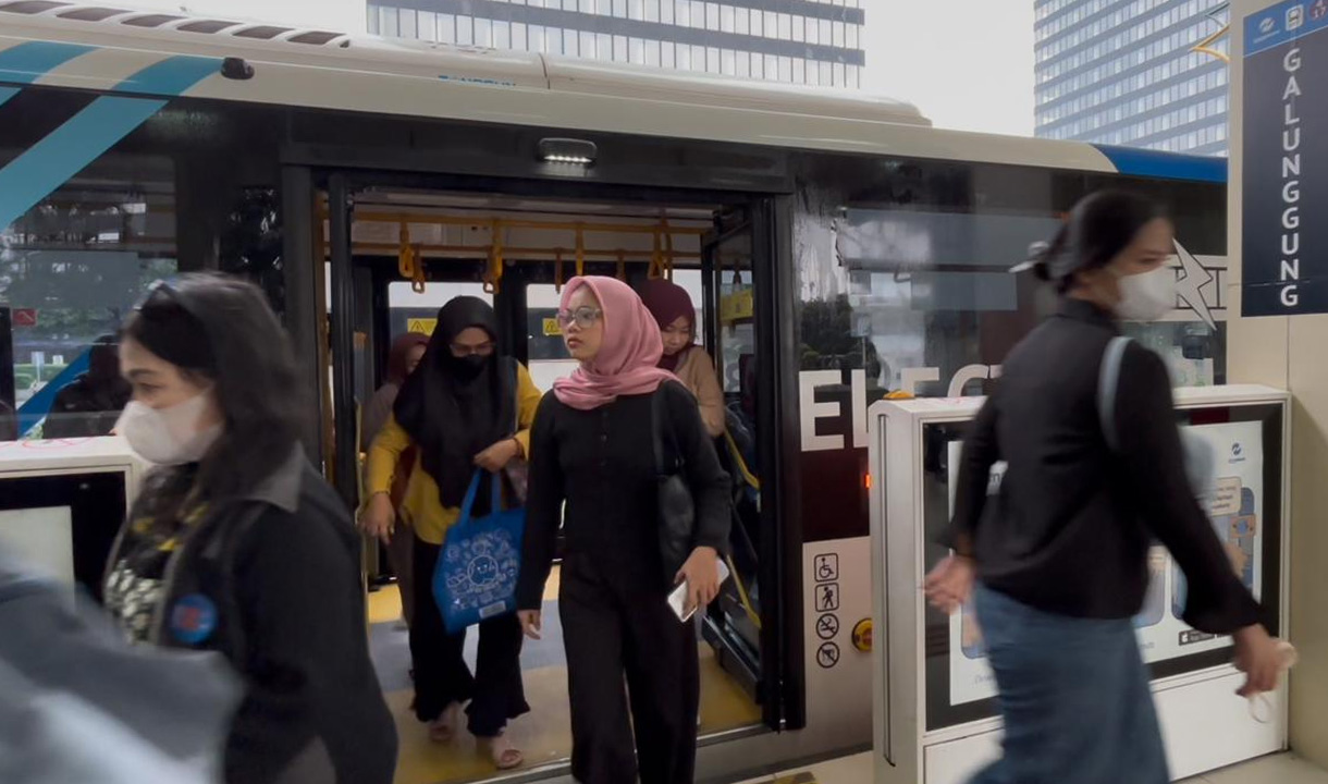Transjakarta Sesalkan Insiden Penumpang Disabilitas Jatuh ke Got: Kami Evaluasi Internal!