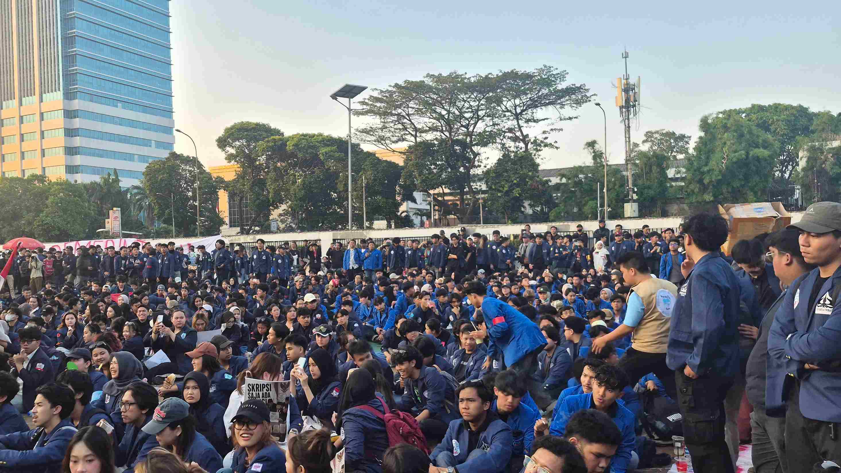 2 Mahasiswa yang Ditangkap Polisi karena Bawa Bensin, Malam Ini Bakal Dibebaskan!