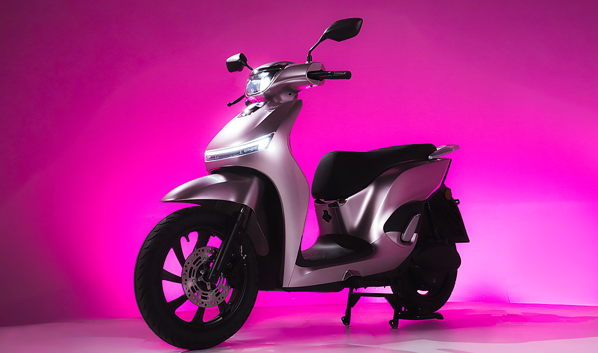 Indomobil Emotor Adora Raih Penghargaan Best Medium Electric Skutik 2025