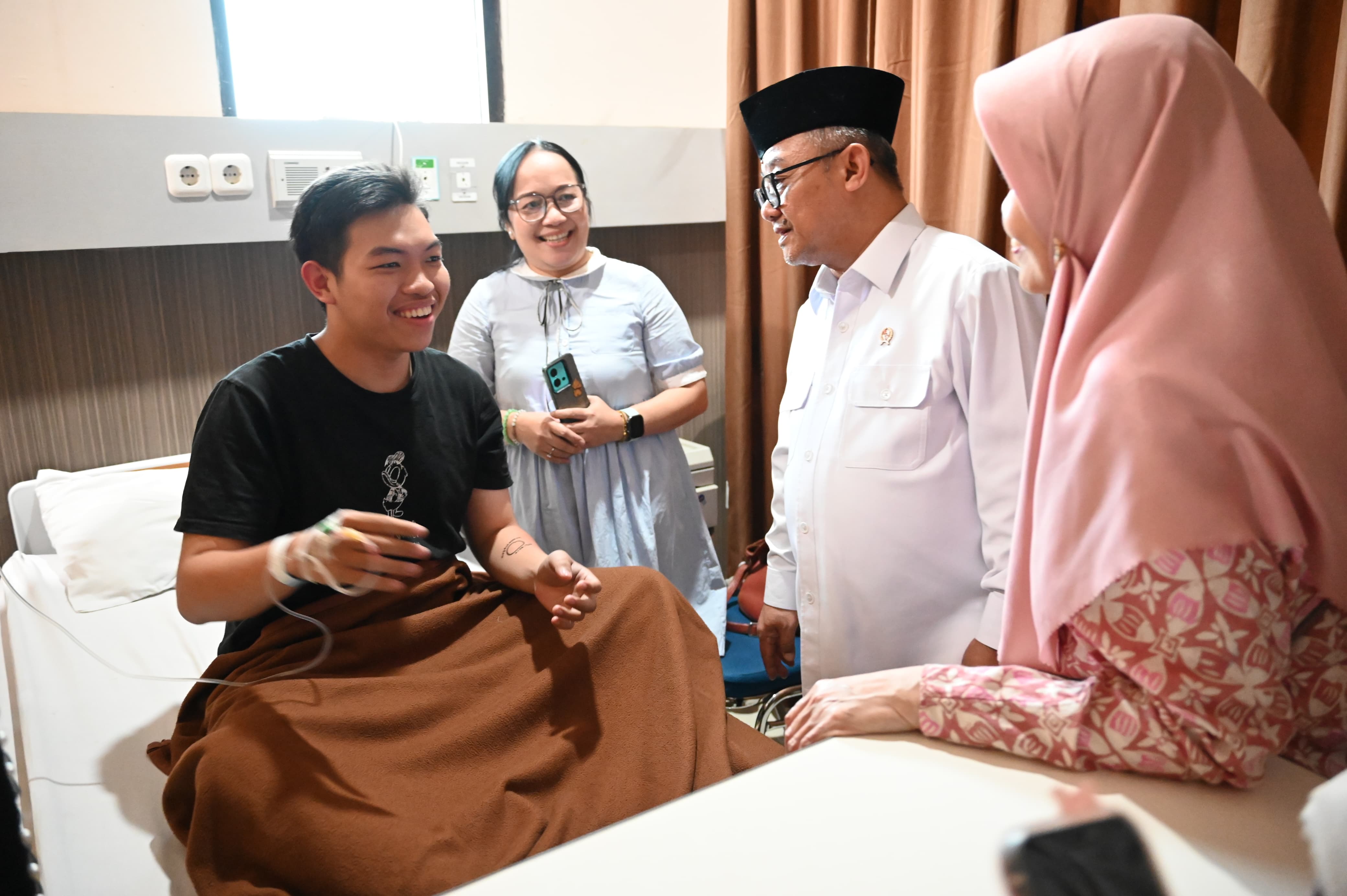 Tinjau Langsung Kondisi Korban Runtuhan Atap SMKN 1 Cileungsi, Mendikdasmen Abdul Mu'ti Minta Pelajar Sabar