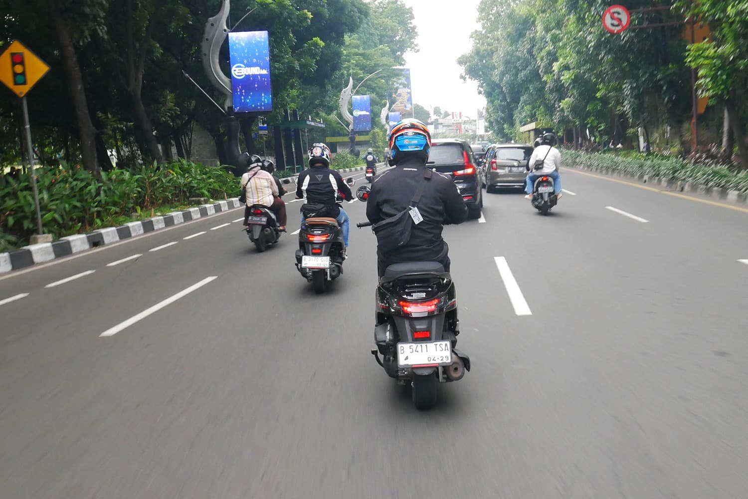 Tips #Cari_aman Riding di Jalan Raya, Hindari Menyalip Secara Tak Beraturan