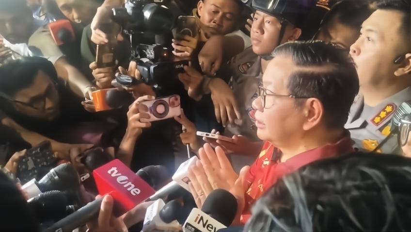 Kenakan Jersey Persija, Pramono Datangi TKP Kebakaran Gedung Kemayoran