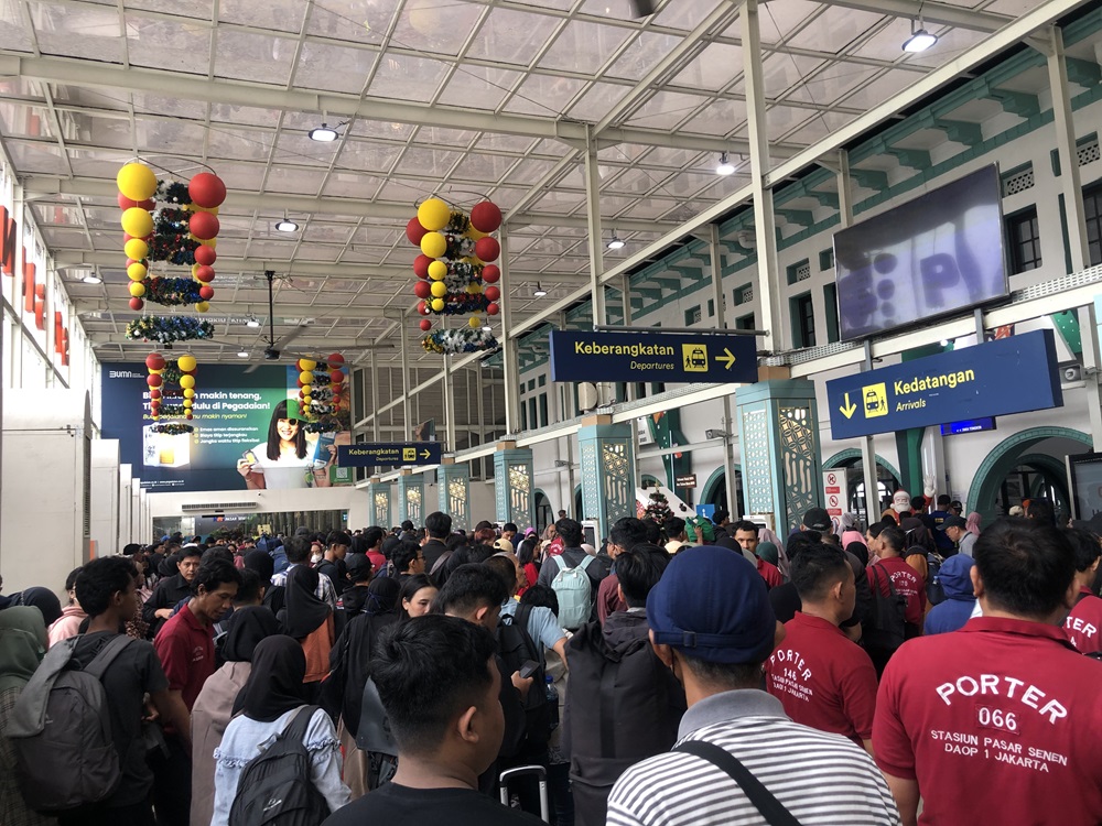 Karyawan Mulai Ambil Cuti Nataru, Suasana Stasiun Pasar Senen Membludak 