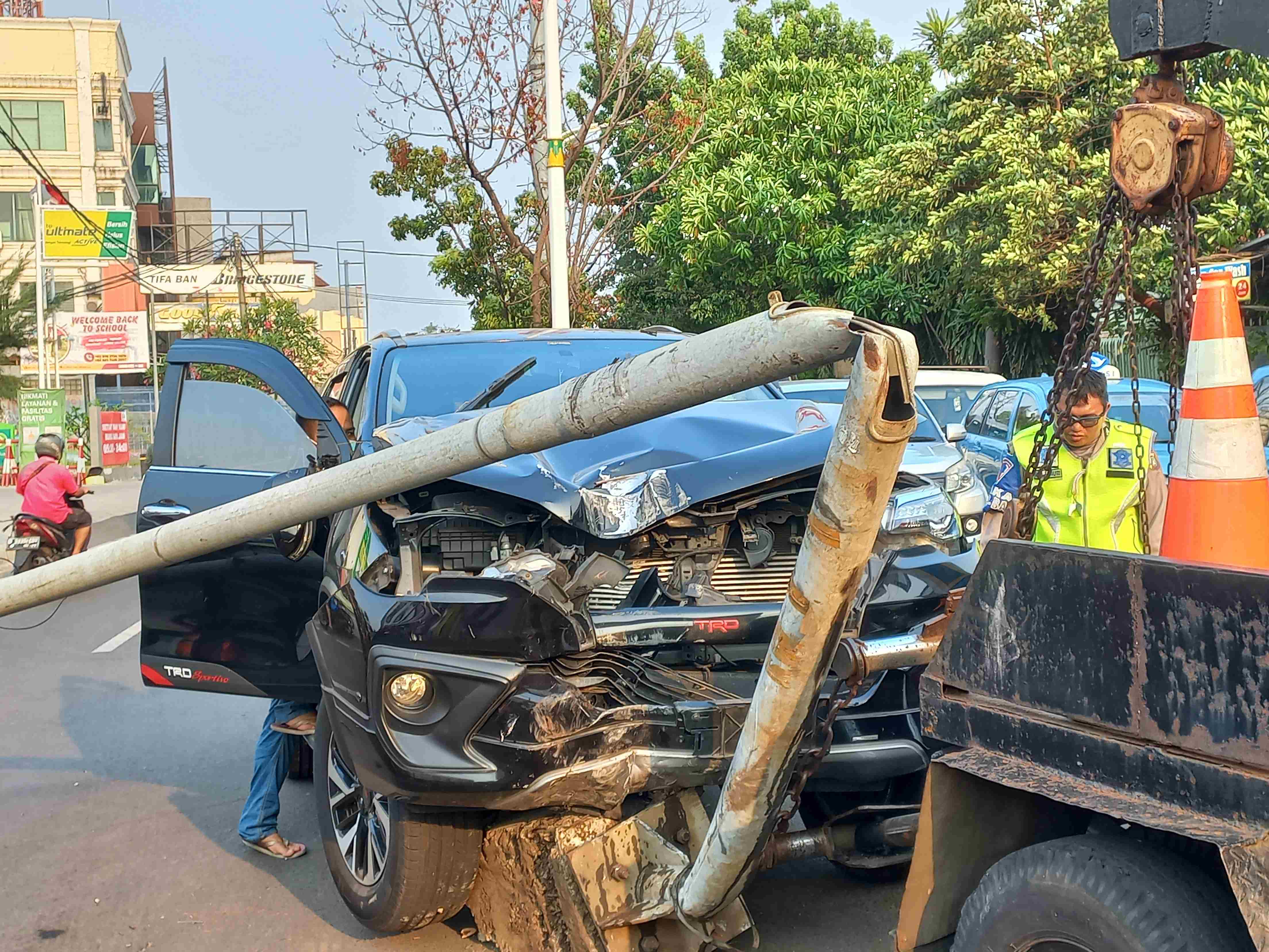 Kap Mobil Pecah! Fortuner Tabrak Tiang Listrik di Meruya Ilir Jakbar