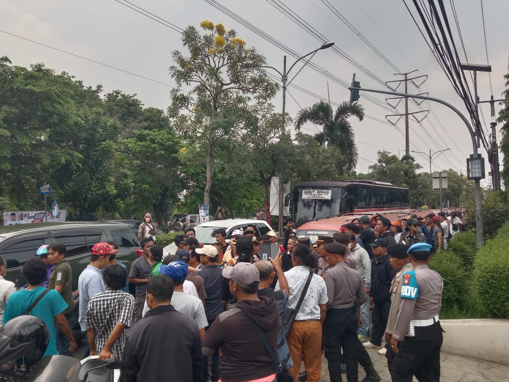 Sopir Angkot Geruduk DPRD Kota Bekasi, Tuntut Operasi Biskita Dihentikan!