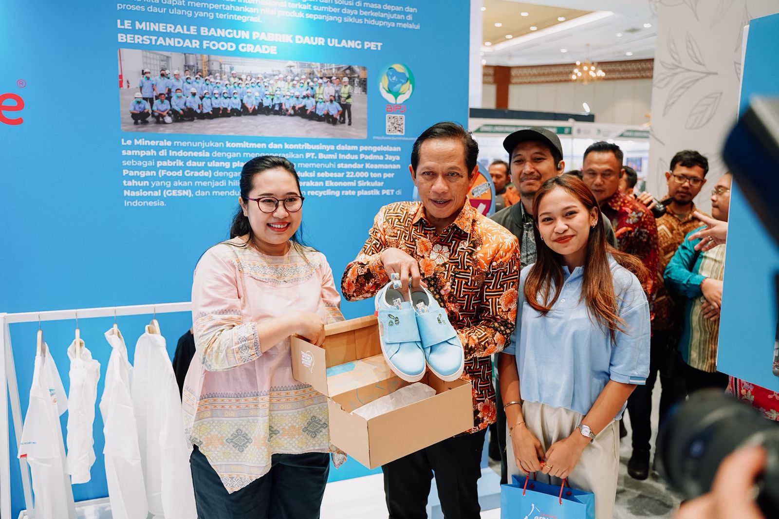 Momen HLH 2025, Menteri Lingkungan Hidup Jajal Sepatu dari Botol Plastik Bekas