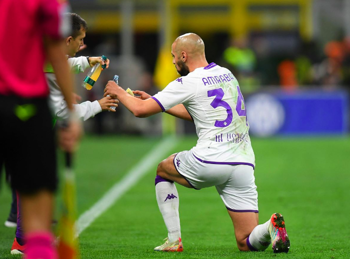 Pemain Fiorentina Pura-Pura Cedera Agar Amrabat Bisa Berbuka Puasa