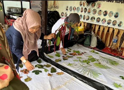 Hino Kenalkan Program CSR Training Eco Printing Batik, Dorong Kelompok Pengrajin untuk Berinovasi 