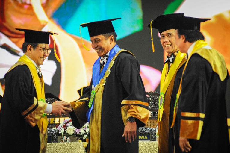Inilah Profesor Kehormatan Pertama Kali yang Diangkat Unesa: Menteri Desa, Pembangunan Daerah Tertinggal, dan Transmigrasi Halim Iskandar