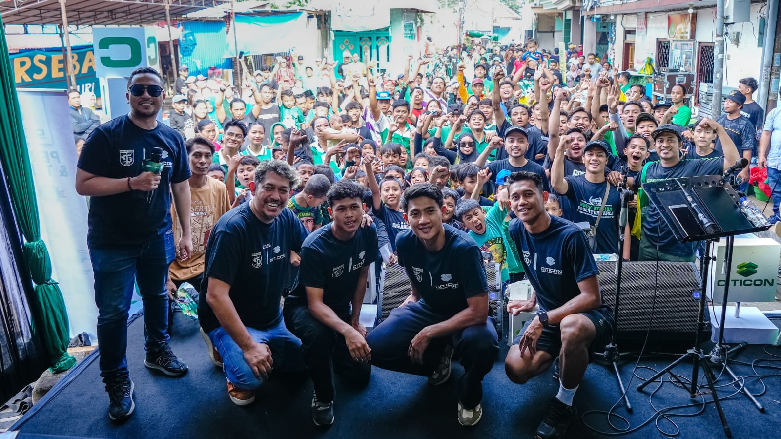 3 Pemain Persebaya Turun ke Gang, Bonek Sambut Antusias di Jalan Semarang 128