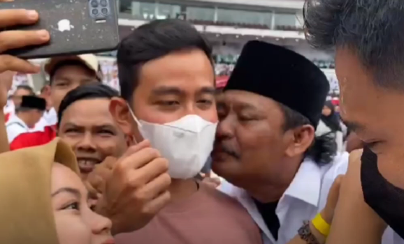 Heboh Pipi Gibran Rakabuming Dicium Bapak Berkumis di GBK, Acara Relawan Jokowi Bikin Gempar