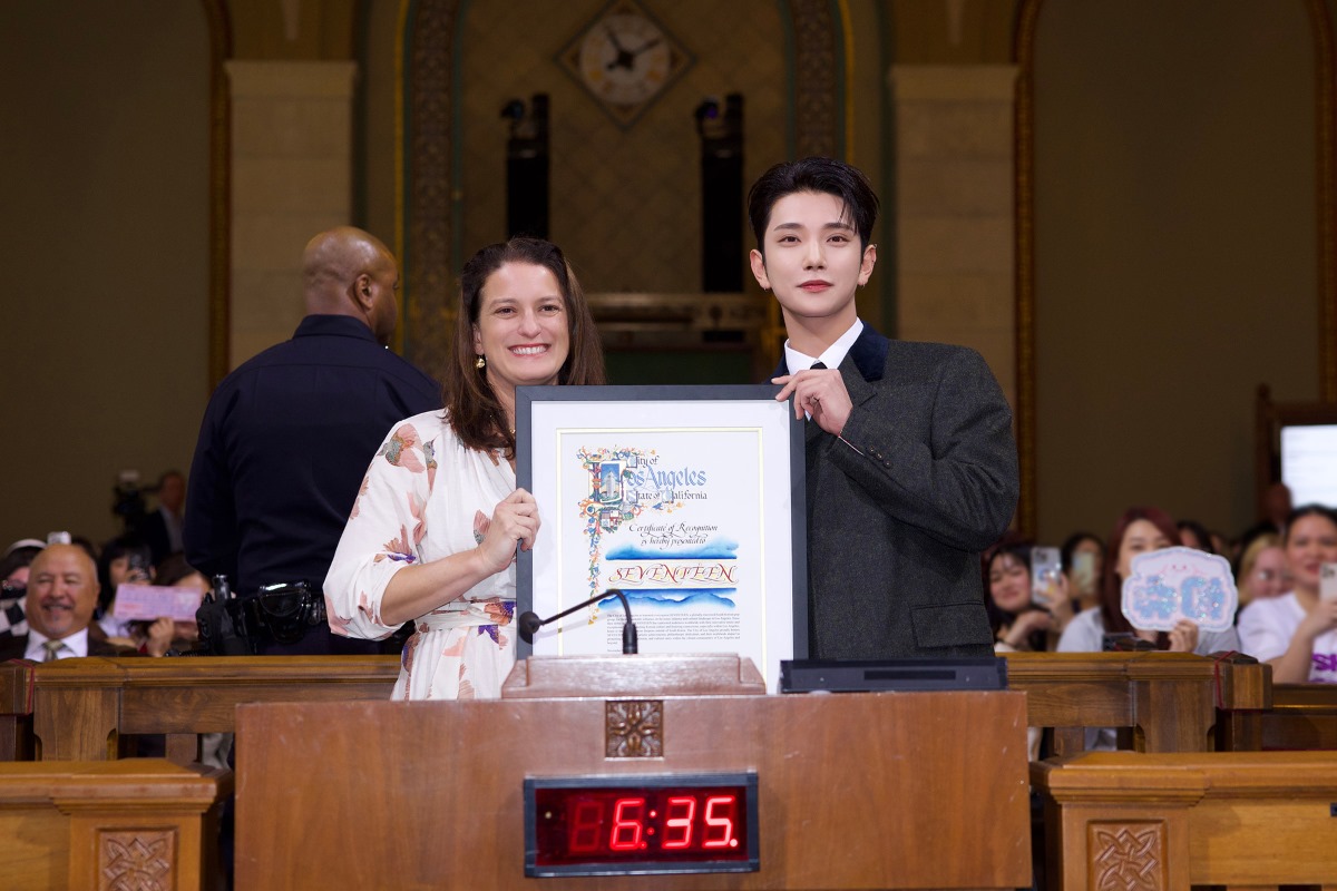 Bangga! Joshua Wakili SEVENTEEN Terima Penghargaan dari Dewan Kota Los Angeles