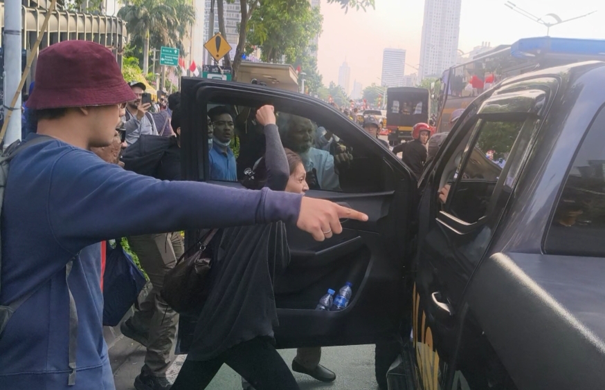 Polda Metro Jaya Digeruduk Massa Aksi, Mobil Polisi Jadi Sasaran Amukan