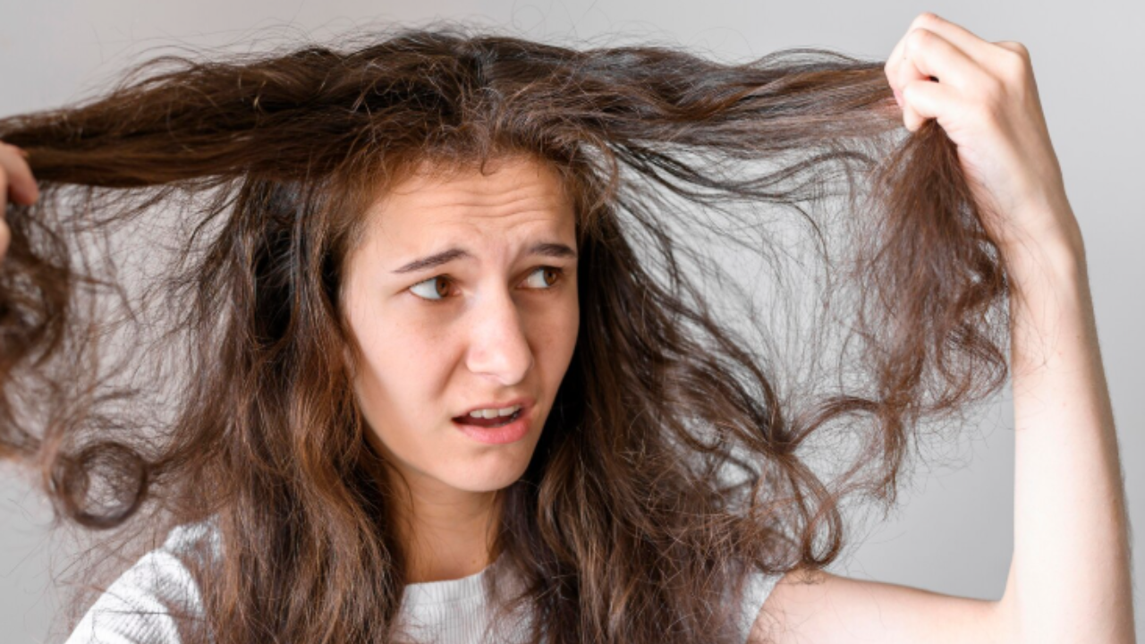 5 Cara Ampuh Mengatasi Rambut Pecah dan Kering Alami Tanpa Perlu ke Salon