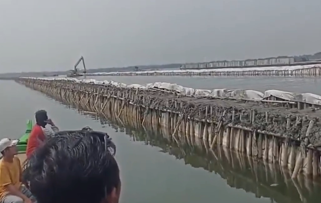 Walhi Singgung Intervensi Pihak Tertentu Atas Perbedaan Sikap KKP dan TNI AL Pembongkaran Pagar Laut Tangerang