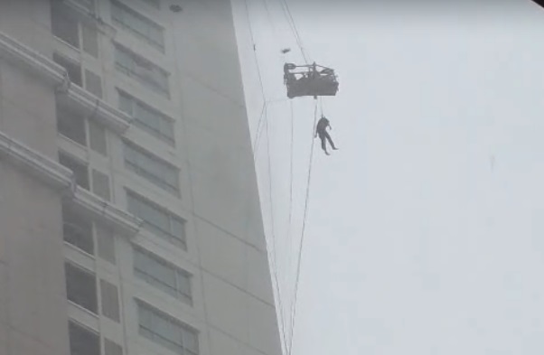 Petugas Pembersih Kaca Terjebak Hujan Badai di Gedung 25 Lantai Surabaya Barat