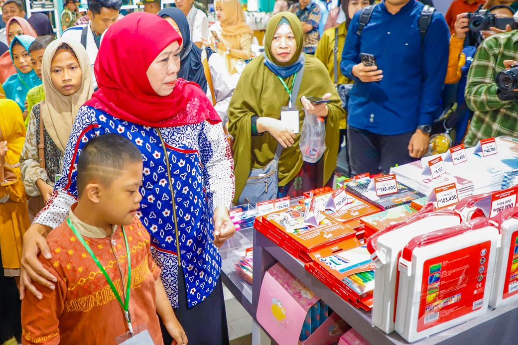 Raih Kemuliaan Muharram, Gubernur Khofifah Ajak 100 Yatim Piatu dan Difabel Kota Malang Belanja Kebutuhan Sekolah