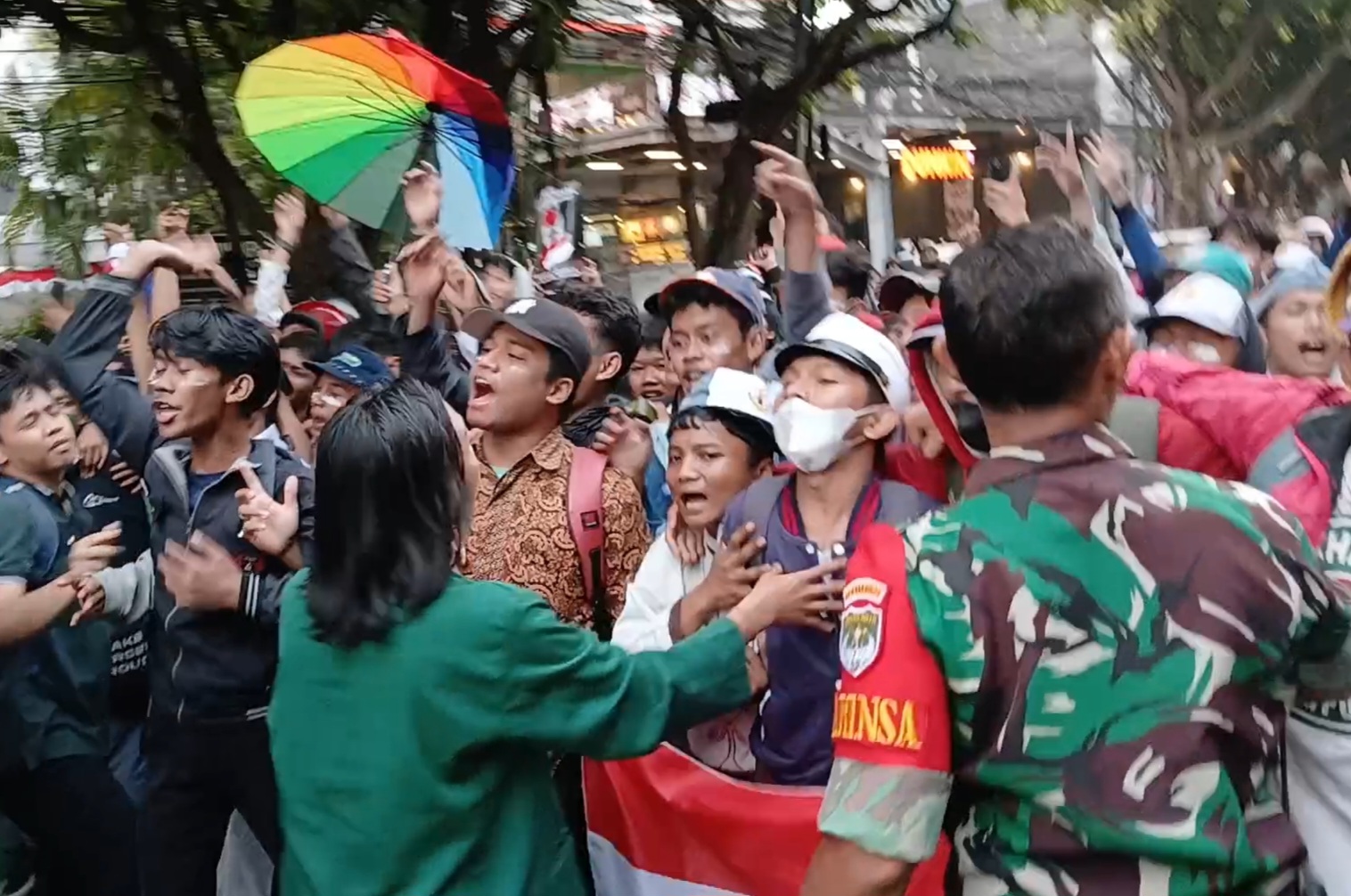 Anak STM Sempat Ricuh di Kantor KPU: Bapaknya Presiden, Anaknya Wakil, Cucunya Jualan Pisang, Eaaa...