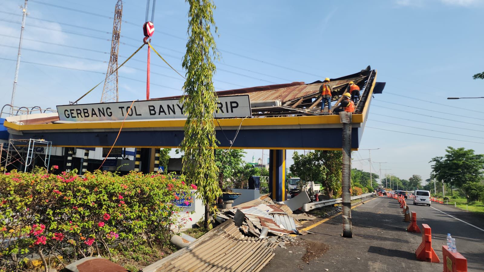 Dump Truk Tabrak Atap Gerbang Tol Banyu Urip, JTT Pulihkan Layanan dalam 8 Jam