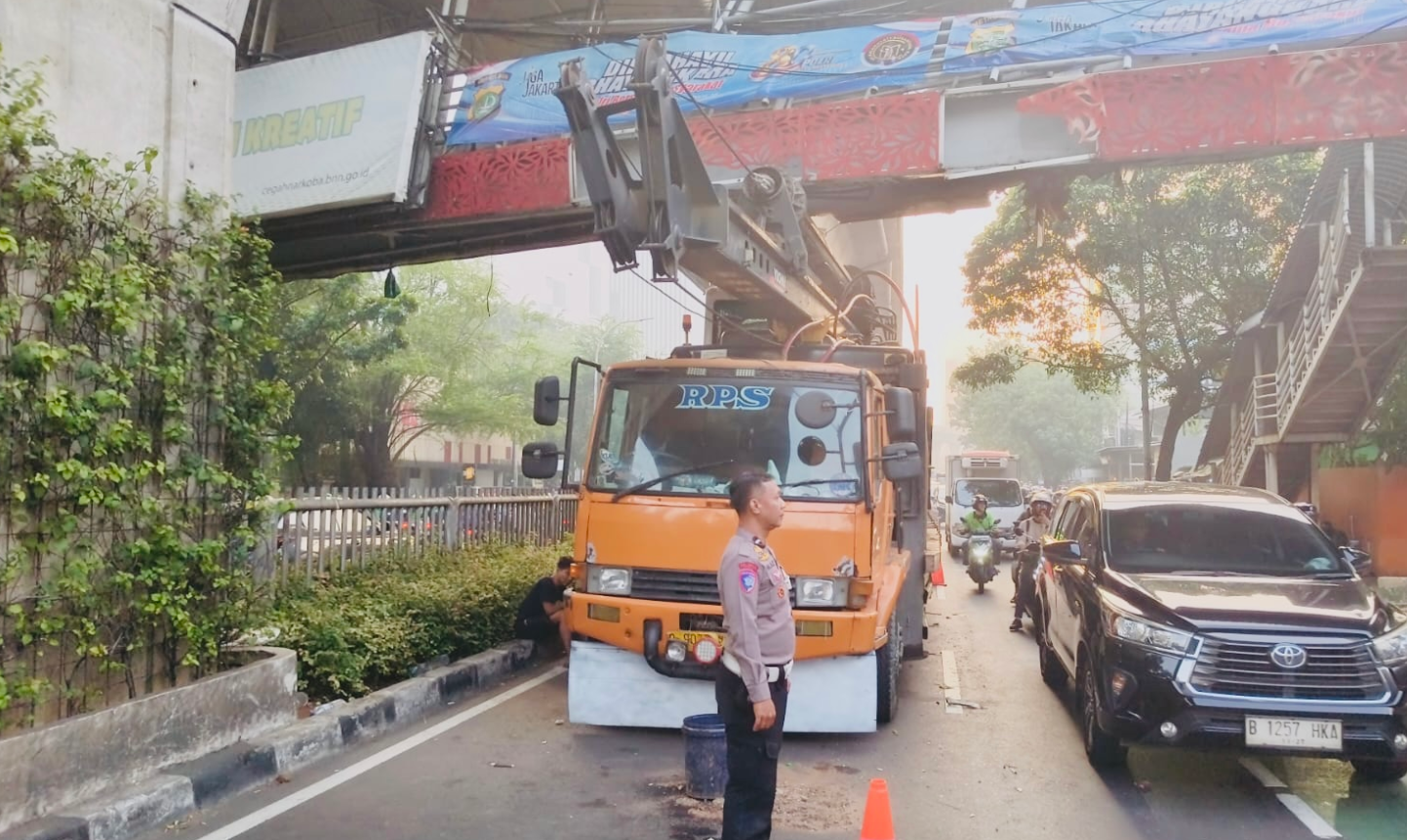 Kronologi Truk Crane Tabrak JPO di Tendean hingga Nyaris Ambruk