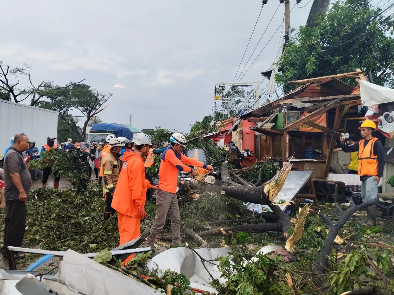 Akibat Angin Puting Beliung BNPB: 493 Unit Rumah di Bandung dan 10 Unit Rumah di Sumedang Rusak