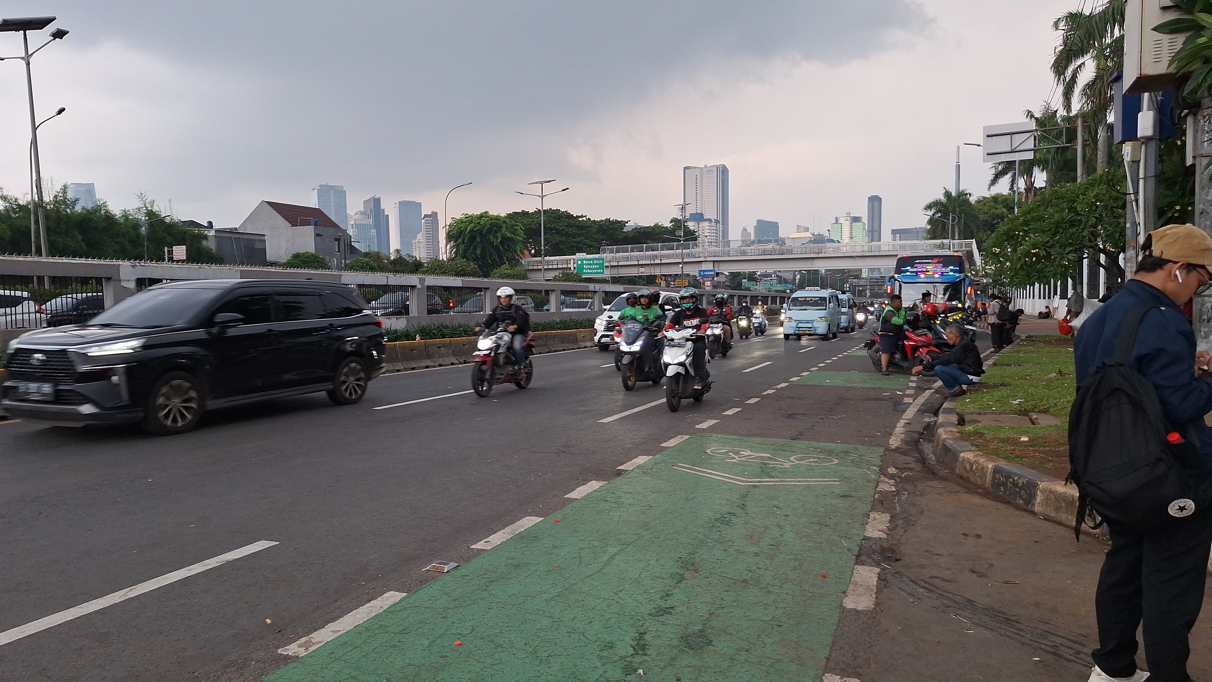 Dua Kubu Massa Demonstran Bubar, Jalan di Depan Gedung DPR RI Kembali Dibuka