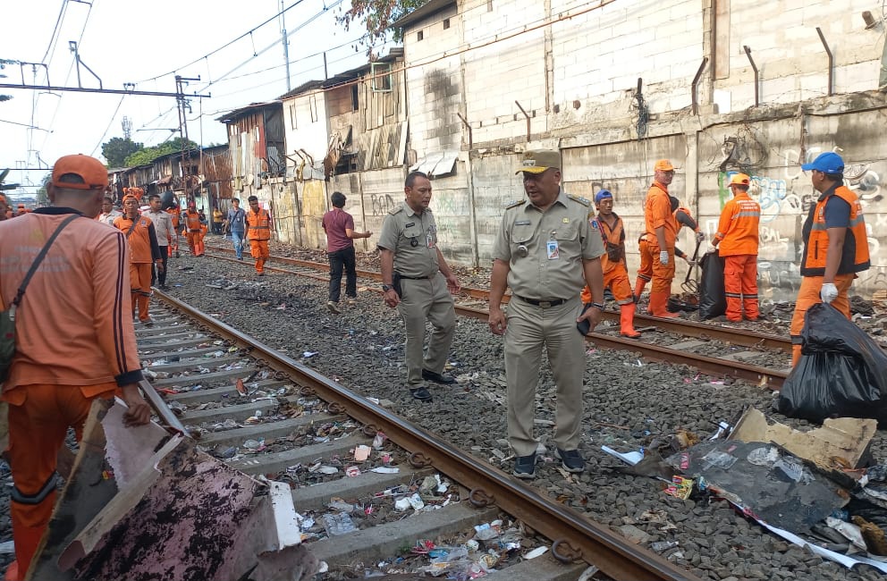 Bersih-bersih Rel Kereta yang Dipenuhi Sampah, Camat Pademangan Minta KAI Ikut Tanggung Jawab!