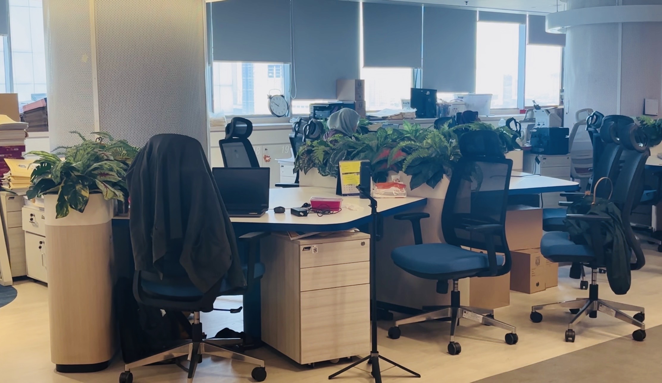 Jumat Perdana WFH, Sebagian ASN DKI Bekerja di Antara Meja Kosong