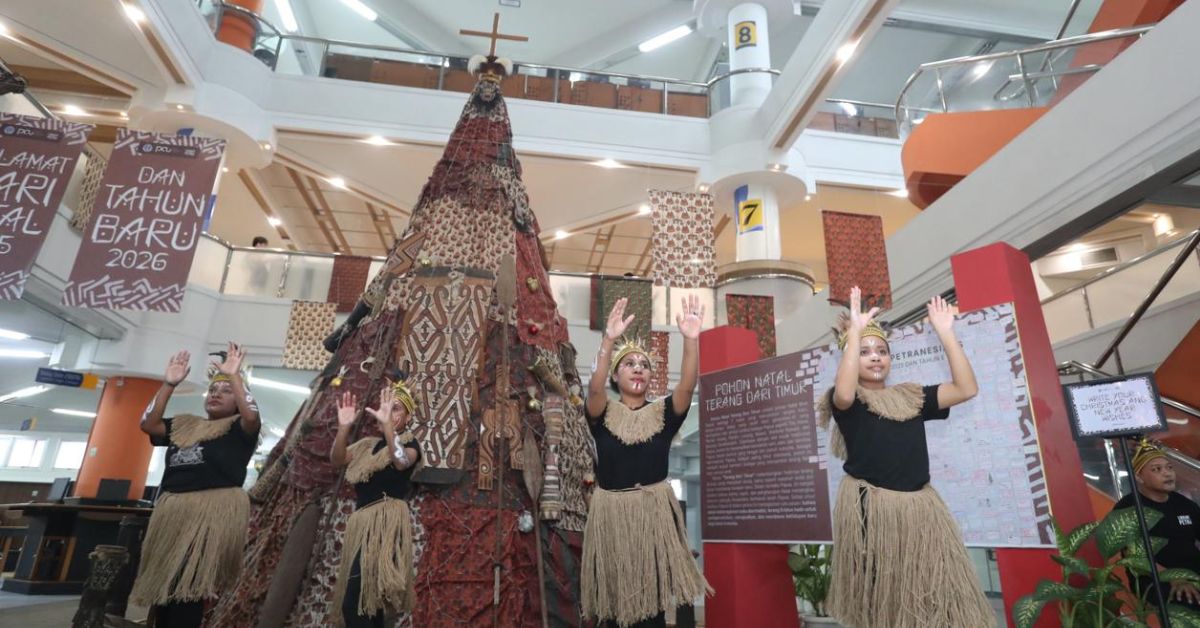 UK Petra Wujudkan Dukungan untuk Papua dalam Rupa Pohon Natal 