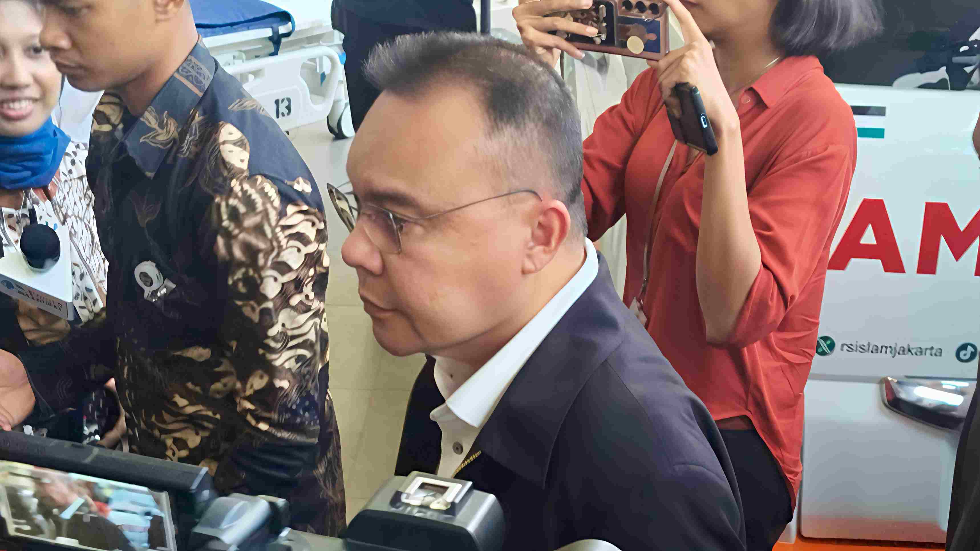 Dasco Jenguk Korban Ledakan SMAN 72 Jakarta di RS Islam Cempaka Putih