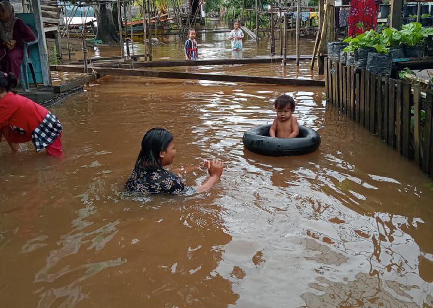 Banjir Sanggau Masih Menggenang, Tim Gabungan Siaga