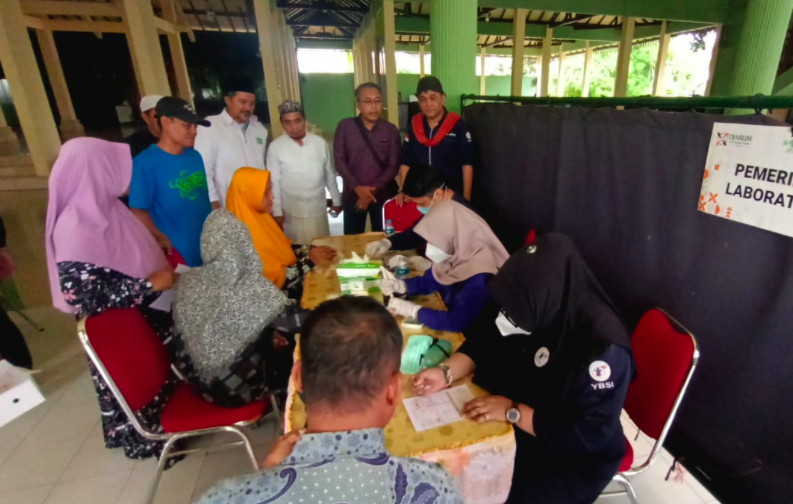 Kolaborasi DF-YBSI-RMI NU Jatim: 723 Warga Berobat Gratis di Ponpes Roudlotul Muttaqien Probolinggo