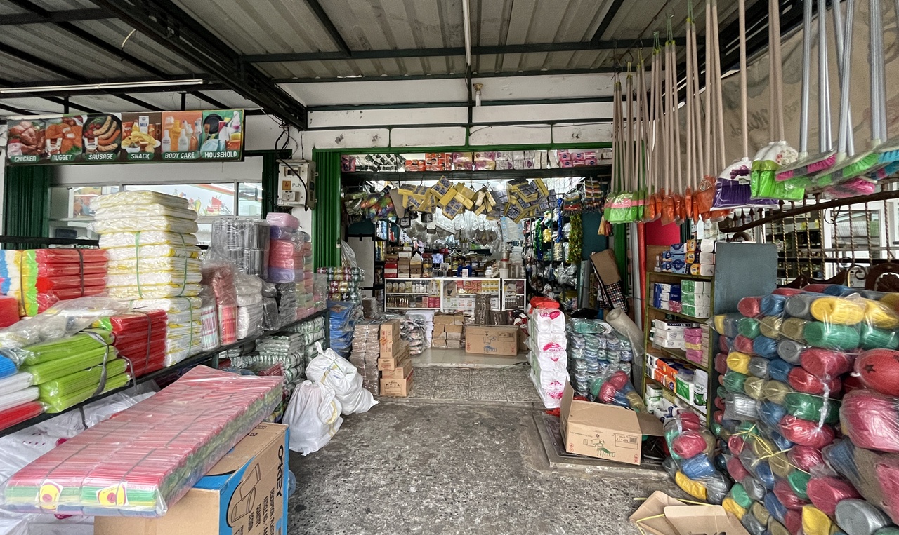 Pedagang Kaki Lima Resah! Harga Plastik Terus Naik Imbas Konflik Israel-AS dan Iran