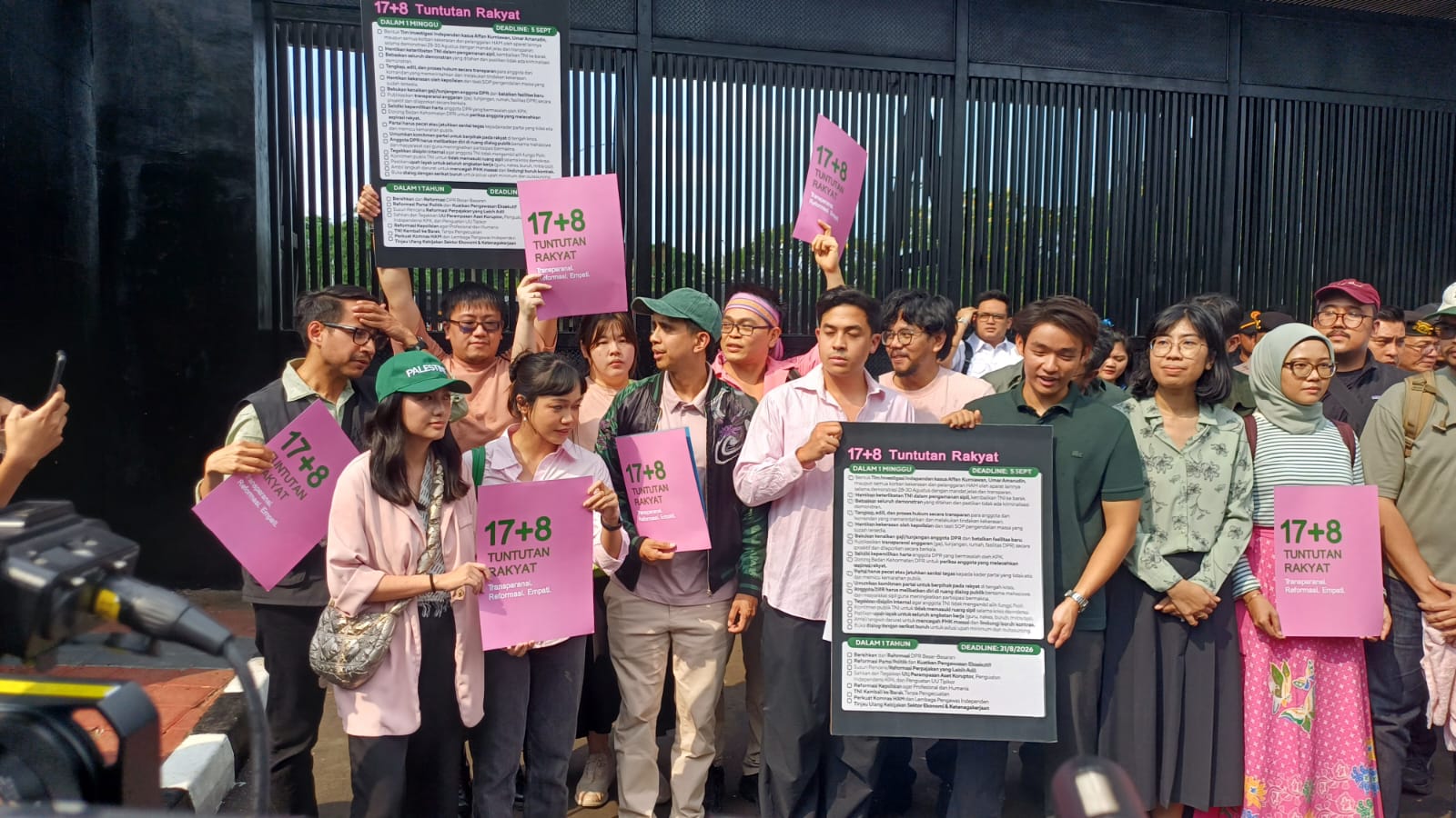 DPR Terima Massa Aksi 17+8, Andre Rosiade dan Rieke Diah Pitaloka Tegaskan Komitmen Serap Aspirasi Rakyat