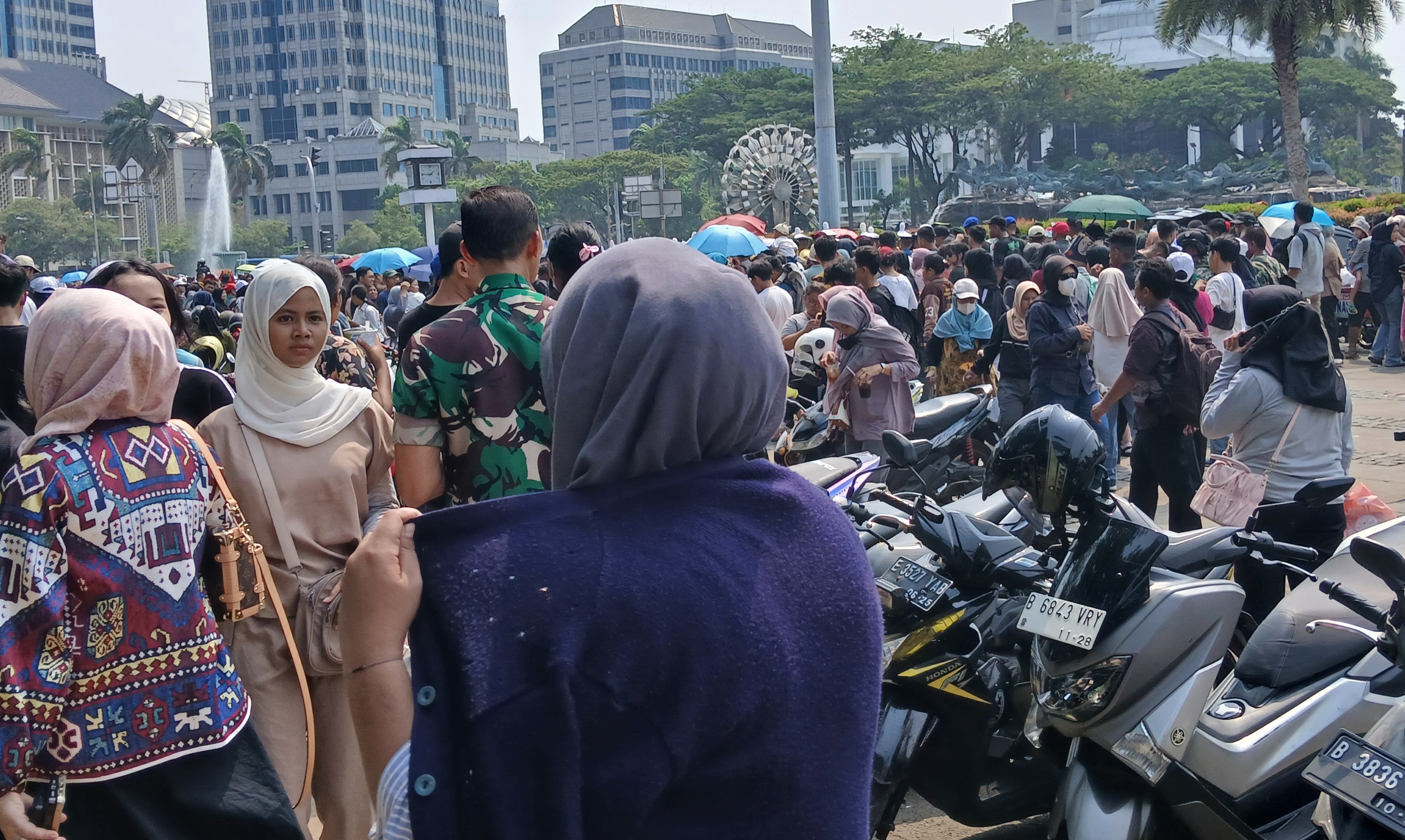 Bazaar Rakyat di Monas, Prabowo Bagi-Bagi Kupon Belanja hingga Doorprize dan Makanan Gratis