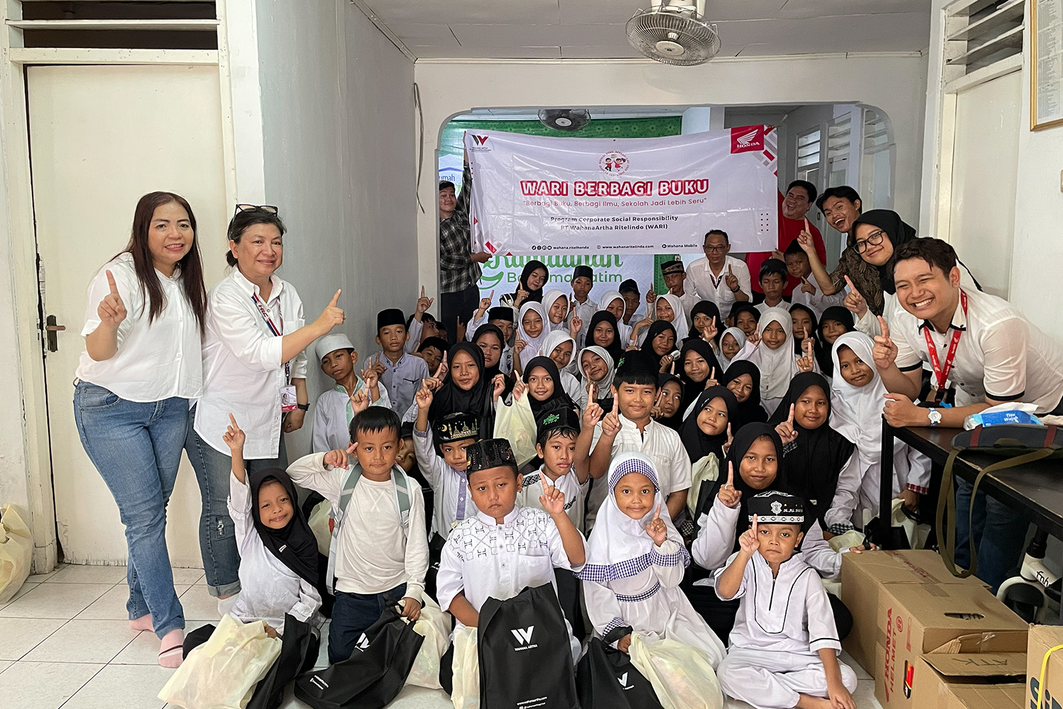 Peduli Pendidikan, WARI Salurkan 2.000 Lebih Paket Sekolah untuk Rumah Yatim Tangerang